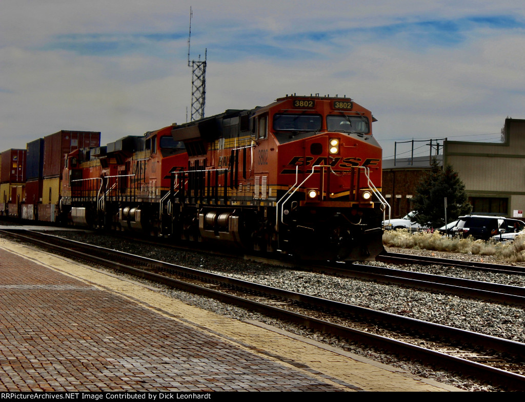 BNSF 3802 and 6007